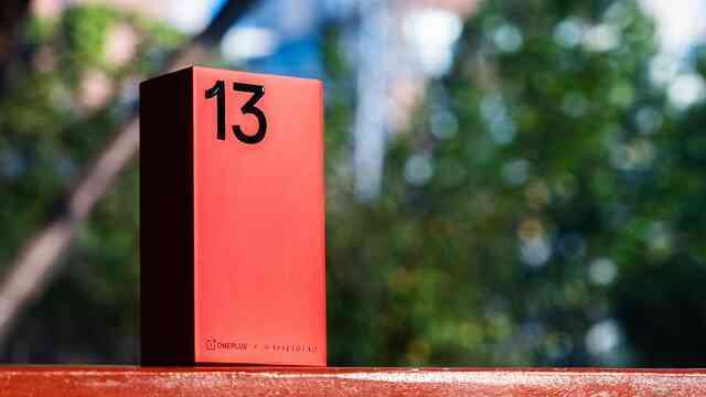 Ảnh thực tế đối thủ "nặng ký" của Xiaomi 15: Mặt lưng giả da, Snapdragon 8 Elite cực mạnh, chống nước IP69, pin 6.000mAh, giá 15,9 triệu đồng