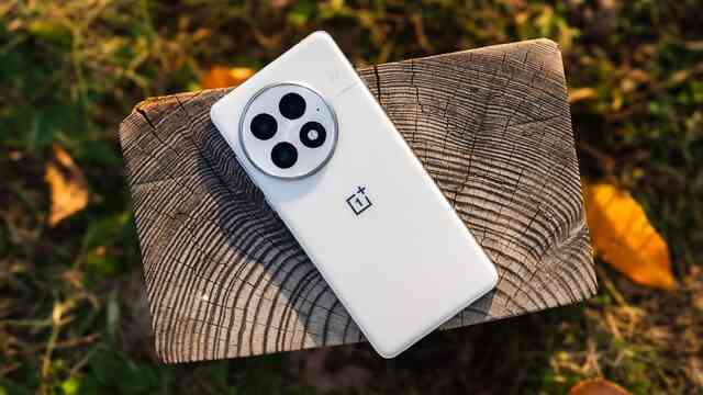 Ảnh thực tế đối thủ "nặng ký" của Xiaomi 15: Mặt lưng giả da, Snapdragon 8 Elite cực mạnh, chống nước IP69, pin 6.000mAh, giá 15,9 triệu đồng- Ảnh 2. Ảnh thực tế đối thủ "nặng ký" của Xiaomi 15: Mặt lưng giả da, Snapdragon 8 Elite cực mạnh, chống nước IP69, pin 6.000mAh, giá 15,9 triệu đồng- Ảnh 2.