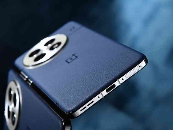 Ảnh thực tế đối thủ "nặng ký" của Xiaomi 15: Mặt lưng giả da, Snapdragon 8 Elite cực mạnh, chống nước IP69, pin 6.000mAh, giá 15,9 triệu đồng- Ảnh 20. Ảnh thực tế đối thủ "nặng ký" của Xiaomi 15: Mặt lưng giả da, Snapdragon 8 Elite cực mạnh, chống nước IP69, pin 6.000mAh, giá 15,9 triệu đồng- Ảnh 20.