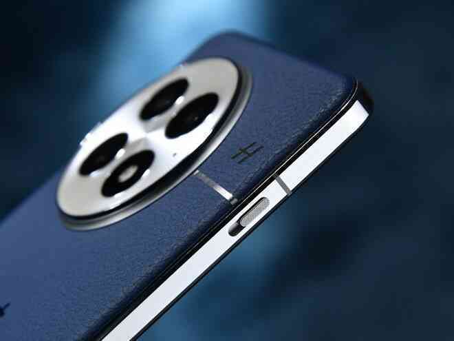 Ảnh thực tế đối thủ "nặng ký" của Xiaomi 15: Mặt lưng giả da, Snapdragon 8 Elite cực mạnh, chống nước IP69, pin 6.000mAh, giá 15,9 triệu đồng- Ảnh 21. Ảnh thực tế đối thủ "nặng ký" của Xiaomi 15: Mặt lưng giả da, Snapdragon 8 Elite cực mạnh, chống nước IP69, pin 6.000mAh, giá 15,9 triệu đồng- Ảnh 21.