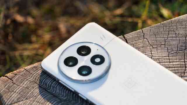Ảnh thực tế đối thủ "nặng ký" của Xiaomi 15: Mặt lưng giả da, Snapdragon 8 Elite cực mạnh, chống nước IP69, pin 6.000mAh, giá 15,9 triệu đồng- Ảnh 4. Ảnh thực tế đối thủ "nặng ký" của Xiaomi 15: Mặt lưng giả da, Snapdragon 8 Elite cực mạnh, chống nước IP69, pin 6.000mAh, giá 15,9 triệu đồng- Ảnh 4.