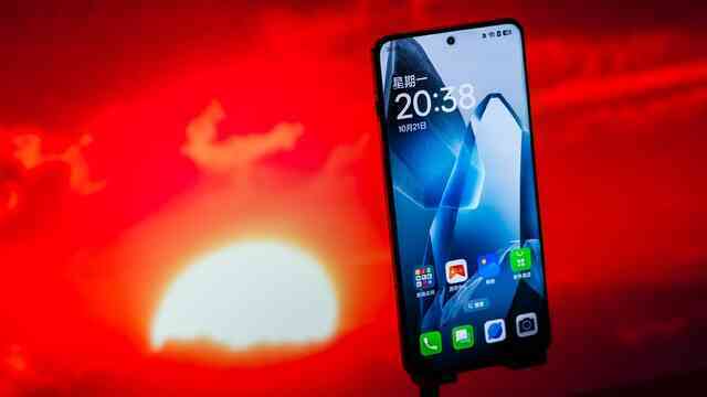 Ảnh thực tế đối thủ "nặng ký" của Xiaomi 15: Mặt lưng giả da, Snapdragon 8 Elite cực mạnh, chống nước IP69, pin 6.000mAh, giá 15,9 triệu đồng- Ảnh 8. Ảnh thực tế đối thủ "nặng ký" của Xiaomi 15: Mặt lưng giả da, Snapdragon 8 Elite cực mạnh, chống nước IP69, pin 6.000mAh, giá 15,9 triệu đồng- Ảnh 8.