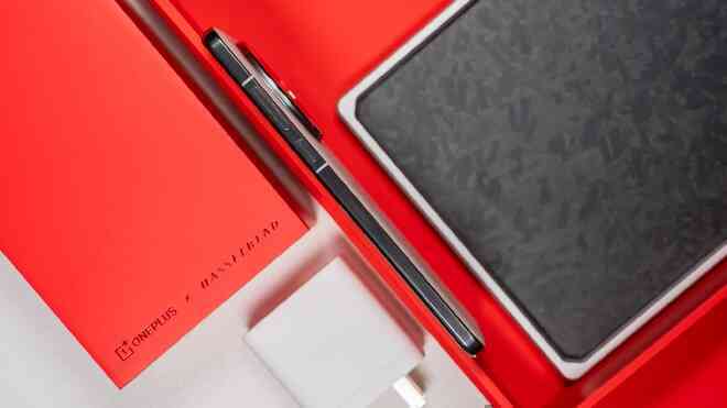 Ảnh thực tế đối thủ "nặng ký" của Xiaomi 15: Mặt lưng giả da, Snapdragon 8 Elite cực mạnh, chống nước IP69, pin 6.000mAh, giá 15,9 triệu đồng- Ảnh 9. Ảnh thực tế đối thủ "nặng ký" của Xiaomi 15: Mặt lưng giả da, Snapdragon 8 Elite cực mạnh, chống nước IP69, pin 6.000mAh, giá 15,9 triệu đồng- Ảnh 9.