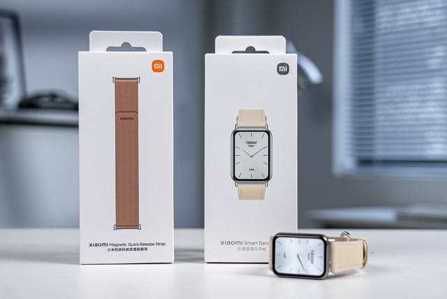 Cận cảnh smartband "quốc dân" Xiaomi Band 9 Pro : Thiết kế kim loại, màn hình siêu sáng, siêu mượt, GPS tích hợp, pin 3 tuần, giá rẻ chỉ hơn 1 triệu đồng