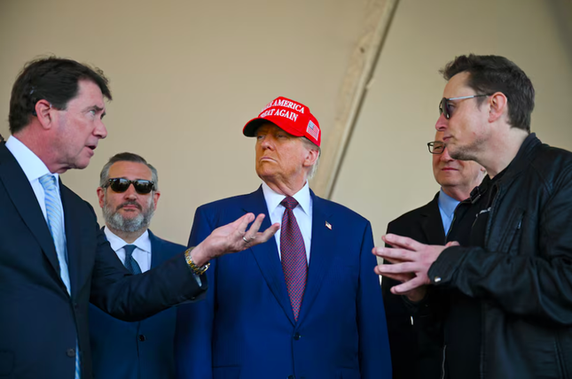 Ông Trump đích thân đến xem tỷ phú Elon Musk phóng tàu vũ trụ