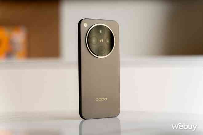 Trên tay OPPO Find X8: Hiệu năng cực mạnh, 3 camera Hasselblad 50MP, màn hình nhỏ, pin to, sạc đầy trong 43 phút- Ảnh 2. Trên tay OPPO Find X8: Hiệu năng cực mạnh, 3 camera Hasselblad 50MP, màn hình nhỏ, pin to, sạc đầy trong 43 phút- Ảnh 2.