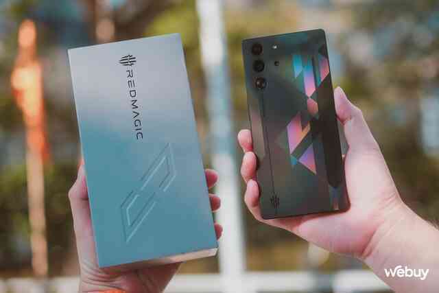 Điện thoại gaming năm 2024 hóa ra trông như thế này: Thiết kế vuông góc cạnh, mặt lưng đổi màu, pin khủng 7.050mAh, có cả camera ẩn dưới màn hình