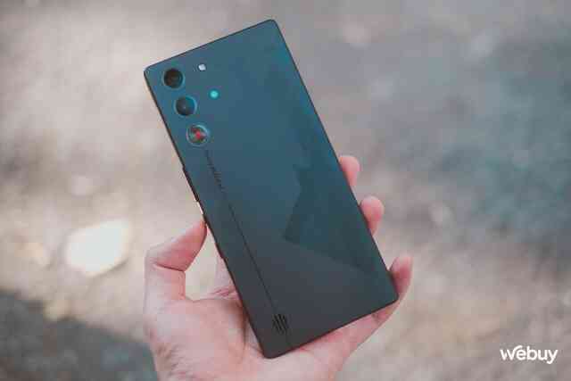 Điện thoại gaming năm 2024 hóa ra trông như thế này: Thiết kế vuông góc cạnh, mặt lưng đổi màu, pin khủng 7.050mAh, có cả camera ẩn dưới màn hình- Ảnh 2. Điện thoại gaming năm 2024 hóa ra trông như thế này: Thiết kế vuông góc cạnh, mặt lưng đổi màu, pin khủng 7.050mAh, có cả camera ẩn dưới màn hình- Ảnh 2.