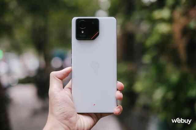 Trên tay ROG Phone 9: "Vũ khí tối thượng" của game thủ di động, giá 18 triệu đồng- Ảnh 2. Trên tay ROG Phone 9: "Vũ khí tối thượng" của game thủ di động, giá 18 triệu đồng- Ảnh 2.