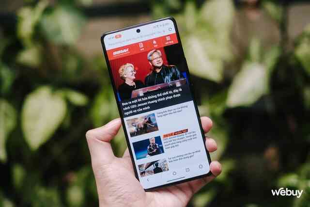 Trên tay ROG Phone 9: "Vũ khí tối thượng" của game thủ di động, giá 18 triệu đồng- Ảnh 11. Trên tay ROG Phone 9: "Vũ khí tối thượng" của game thủ di động, giá 18 triệu đồng- Ảnh 11.