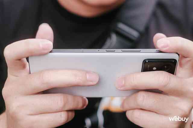 Trên tay ROG Phone 9: "Vũ khí tối thượng" của game thủ di động, giá 18 triệu đồng- Ảnh 18. Trên tay ROG Phone 9: "Vũ khí tối thượng" của game thủ di động, giá 18 triệu đồng- Ảnh 18.