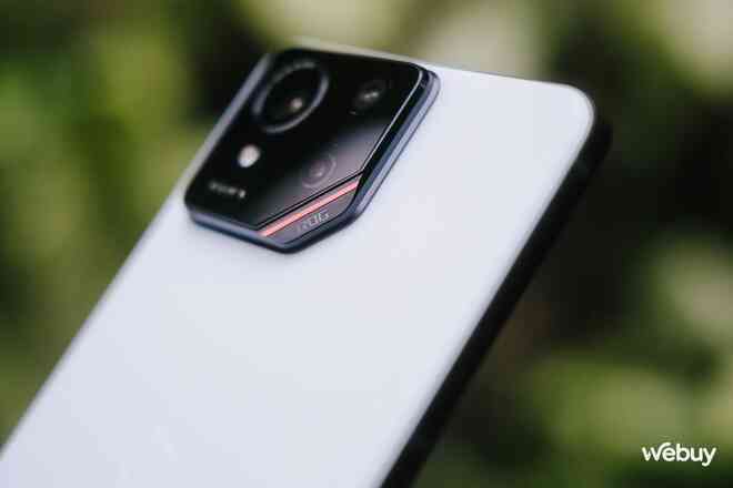 Trên tay ROG Phone 9: "Vũ khí tối thượng" của game thủ di động, giá 18 triệu đồng- Ảnh 4. Trên tay ROG Phone 9: "Vũ khí tối thượng" của game thủ di động, giá 18 triệu đồng- Ảnh 4.