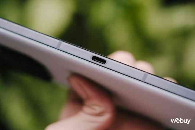 Trên tay ROG Phone 9: "Vũ khí tối thượng" của game thủ di động, giá 18 triệu đồng- Ảnh 10. Trên tay ROG Phone 9: "Vũ khí tối thượng" của game thủ di động, giá 18 triệu đồng- Ảnh 10.