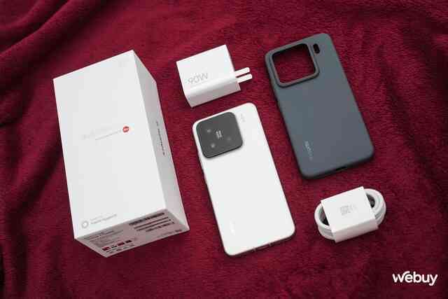Trên tay Xiaomi 15 đầu tiên tại VN: Thiết kế nhỏ gọn cầm rất thích tay, có 2 nâng cấp này cực đáng tiền, giá từ 15,9 triệu đồng- Ảnh 2. Trên tay Xiaomi 15 đầu tiên tại VN: Thiết kế nhỏ gọn cầm rất thích tay, có 2 nâng cấp này cực đáng tiền, giá từ 15,9 triệu đồng- Ảnh 2.