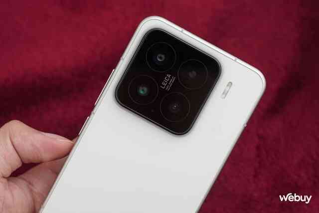 Trên tay Xiaomi 15 đầu tiên tại VN: Thiết kế nhỏ gọn cầm rất thích tay, có 2 nâng cấp này cực đáng tiền, giá từ 15,9 triệu đồng- Ảnh 12. Trên tay Xiaomi 15 đầu tiên tại VN: Thiết kế nhỏ gọn cầm rất thích tay, có 2 nâng cấp này cực đáng tiền, giá từ 15,9 triệu đồng- Ảnh 12.