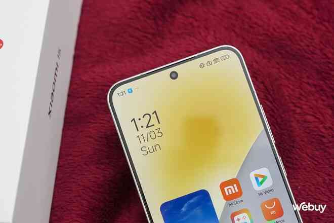 Trên tay Xiaomi 15 đầu tiên tại VN: Thiết kế nhỏ gọn cầm rất thích tay, có 2 nâng cấp này cực đáng tiền, giá từ 15,9 triệu đồng- Ảnh 15. Trên tay Xiaomi 15 đầu tiên tại VN: Thiết kế nhỏ gọn cầm rất thích tay, có 2 nâng cấp này cực đáng tiền, giá từ 15,9 triệu đồng- Ảnh 15.
