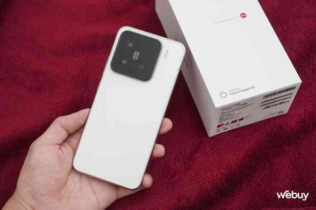 Trên tay Xiaomi 15 đầu tiên tại VN: Thiết kế nhỏ gọn cầm rất thích tay, có 2 nâng cấp này cực đáng tiền, giá từ 15,9 triệu đồng- Ảnh 3. Trên tay Xiaomi 15 đầu tiên tại VN: Thiết kế nhỏ gọn cầm rất thích tay, có 2 nâng cấp này cực đáng tiền, giá từ 15,9 triệu đồng- Ảnh 3.