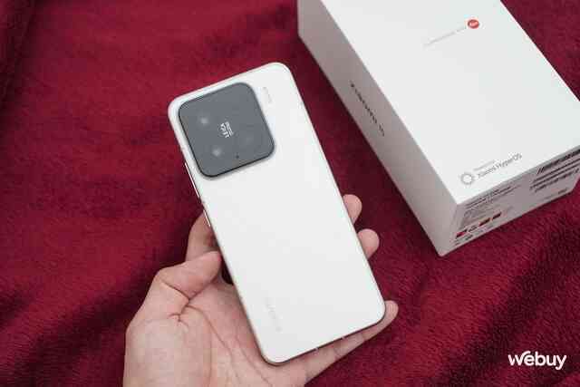 Trên tay Xiaomi 15 đầu tiên tại VN: Thiết kế nhỏ gọn cầm rất thích tay, có 2 nâng cấp này cực đáng tiền, giá từ 15,9 triệu đồng- Ảnh 4. Trên tay Xiaomi 15 đầu tiên tại VN: Thiết kế nhỏ gọn cầm rất thích tay, có 2 nâng cấp này cực đáng tiền, giá từ 15,9 triệu đồng- Ảnh 4.