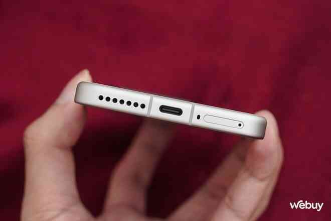 Trên tay Xiaomi 15 đầu tiên tại VN: Thiết kế nhỏ gọn cầm rất thích tay, có 2 nâng cấp này cực đáng tiền, giá từ 15,9 triệu đồng- Ảnh 8. Trên tay Xiaomi 15 đầu tiên tại VN: Thiết kế nhỏ gọn cầm rất thích tay, có 2 nâng cấp này cực đáng tiền, giá từ 15,9 triệu đồng- Ảnh 8.