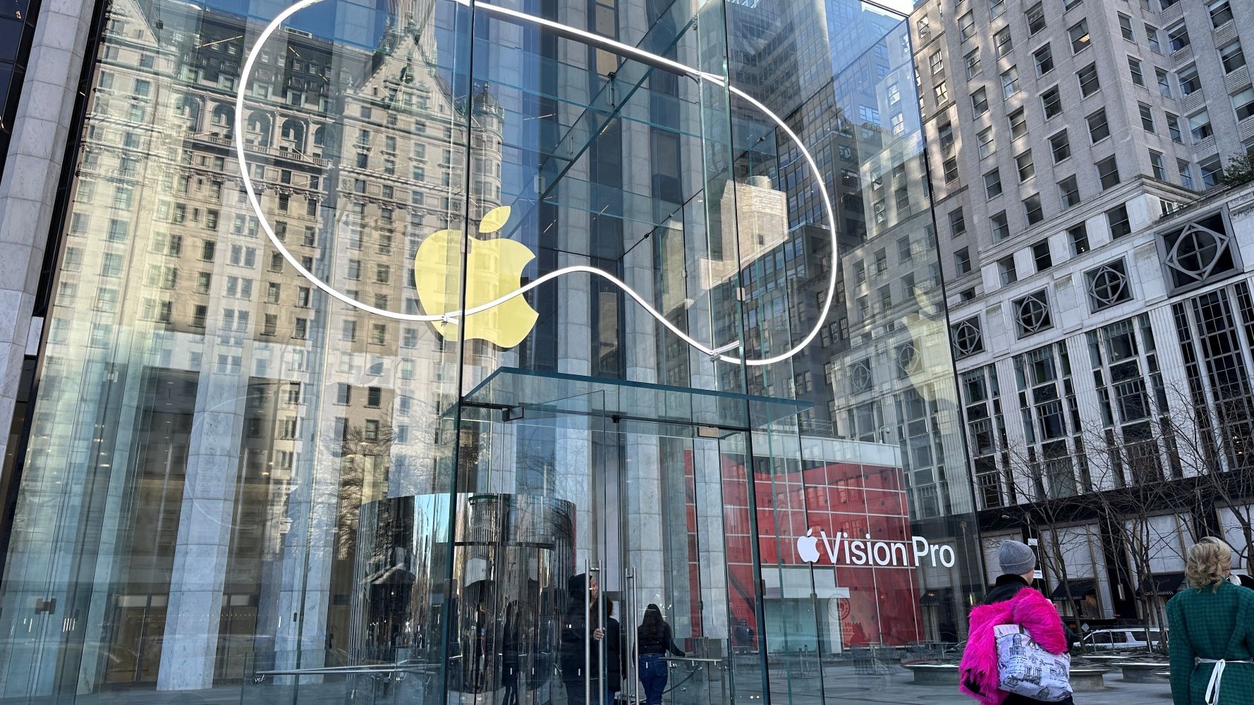 Bất chấp Vision Pro bị chê 'flop', vì sao Apple vẫn mơ về "kỳ tích" kính thông minh AR đeo cả ngày không khó chịu?