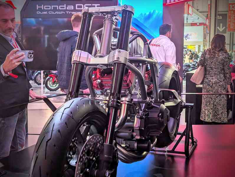 Honda ra mắt động cơ V3 siêu nạp tại EICMA: Kỳ vọng mở ra kỷ nguyên mới cho xe máy- Ảnh 9. Honda ra mắt động cơ V3 siêu nạp tại EICMA: Kỳ vọng mở ra kỷ nguyên mới cho xe máy- Ảnh 9.