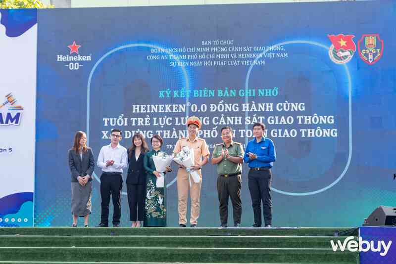 Tận hưởng thức uống không cồn Heineken 0.0, hào hứng trải nghiệm lái xe an toàn tại Ngày hội Tuyên truyền Pháp luật Việt Nam- Ảnh 13. Tận hưởng thức uống không cồn Heineken 0.0, hào hứng trải nghiệm lái xe an toàn tại Ngày hội Tuyên truyền Pháp luật Việt Nam- Ảnh 13.