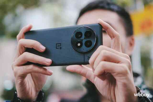 Trên tay điện thoại không còn ai quan tâm: Thiết kế bao năm vẫn vậy, chip Snapdragon 8 Elite mạnh đấy nhưng liệu có đáng mua?- Ảnh 4. Trên tay điện thoại không còn ai quan tâm: Thiết kế bao năm vẫn vậy, chip Snapdragon 8 Elite mạnh đấy nhưng liệu có đáng mua?- Ảnh 4.