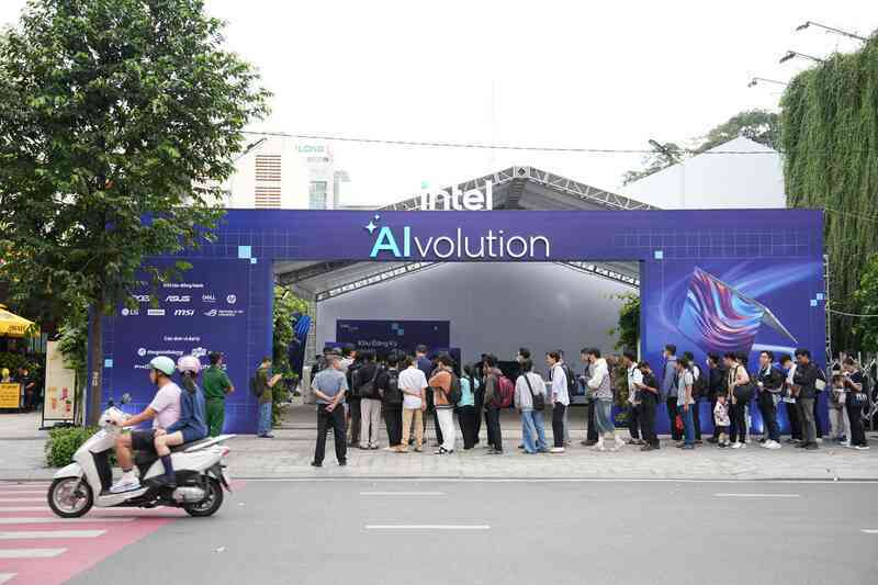 Người trẻ hào hứng với loạt trải nghiệm AI độc đáo tại Intel AIvolution 2024- Ảnh 2. Người trẻ hào hứng với loạt trải nghiệm AI độc đáo tại Intel AIvolution 2024- Ảnh 2.