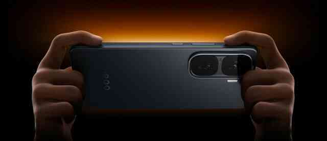 Ra mắt smartphone Snapdragon 8 Gen 3 giá chỉ hơn 8 triệu: Có camera 50MP, vân tay siêu âm, pin 6.100mAh kèm sạc siêu nhanh 120W