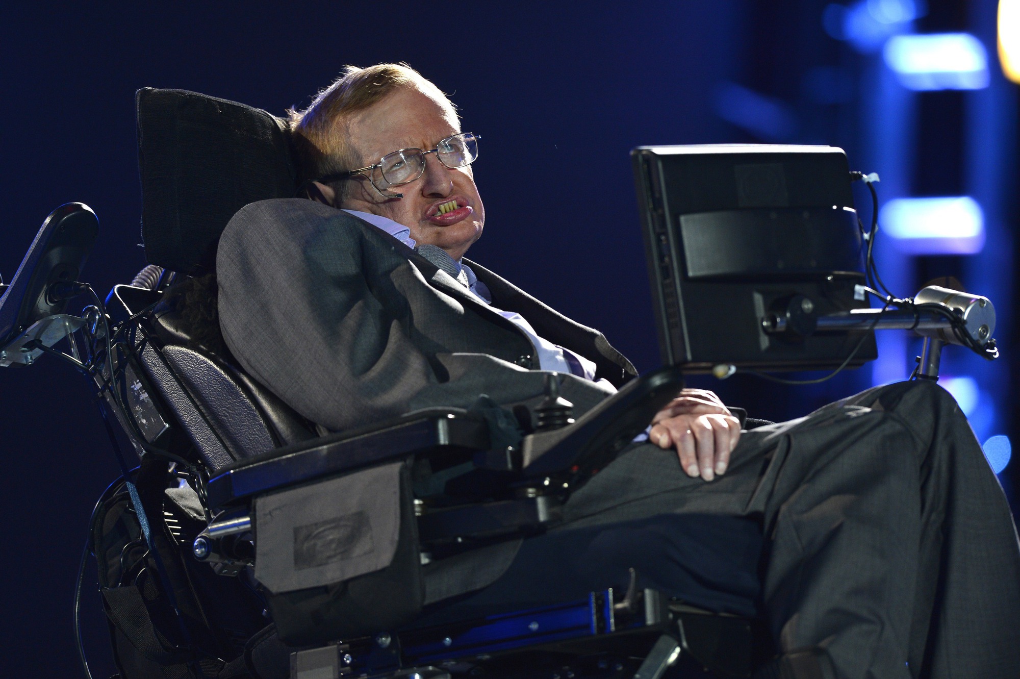 Tại sao hầu hết mọi người mắc ALS không thể sống được quá 5 năm, còn Hawking lại sống được 55 năm?
