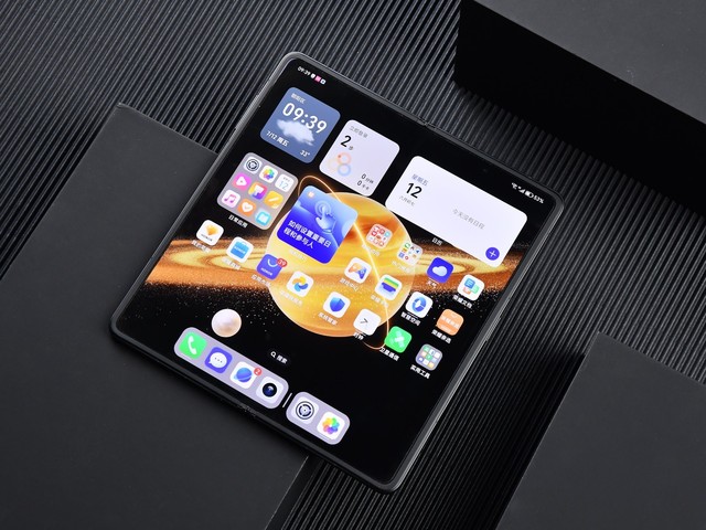 Ra mắt điện thoại gập mỏng nhẹ nhất: Nhẹ hơn iPhone 16 Pro Max, Snapdragon 8 Gen 3, giá chính hãng 39,99 triệu đồng- Ảnh 2. Ra mắt điện thoại gập mỏng nhẹ nhất: Nhẹ hơn iPhone 16 Pro Max, Snapdragon 8 Gen 3, giá chính hãng 39,99 triệu đồng- Ảnh 2.