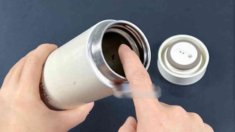 Bình giữ nhiệt tưởng sạch nhưng thực chất là "hang ổ" của vi khuẩn nếu không làm sạch kịp thời