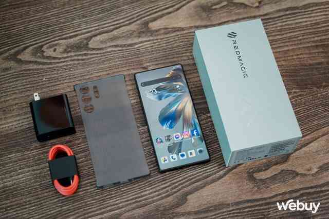Trải nghiệm sớm REDMAGIC 10 Pro: Snapdragon 8 Elite, quạt tản nhiệt "xịn" kết hợp kim loại lỏng, thiết kế ngầu đúng chuẩn gaming phone, giá từ 17.99 triệu- Ảnh 2. Trải nghiệm sớm REDMAGIC 10 Pro: Snapdragon 8 Elite, quạt tản nhiệt "xịn" kết hợp kim loại lỏng, thiết kế ngầu đúng chuẩn gaming phone, giá từ 17.99 triệu- Ảnh 2.