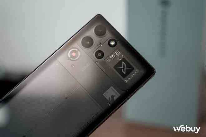 Trải nghiệm sớm REDMAGIC 10 Pro: Snapdragon 8 Elite, quạt tản nhiệt "xịn" kết hợp kim loại lỏng, thiết kế ngầu đúng chuẩn gaming phone, giá từ 17.99 triệu- Ảnh 4. Trải nghiệm sớm REDMAGIC 10 Pro: Snapdragon 8 Elite, quạt tản nhiệt "xịn" kết hợp kim loại lỏng, thiết kế ngầu đúng chuẩn gaming phone, giá từ 17.99 triệu- Ảnh 4.