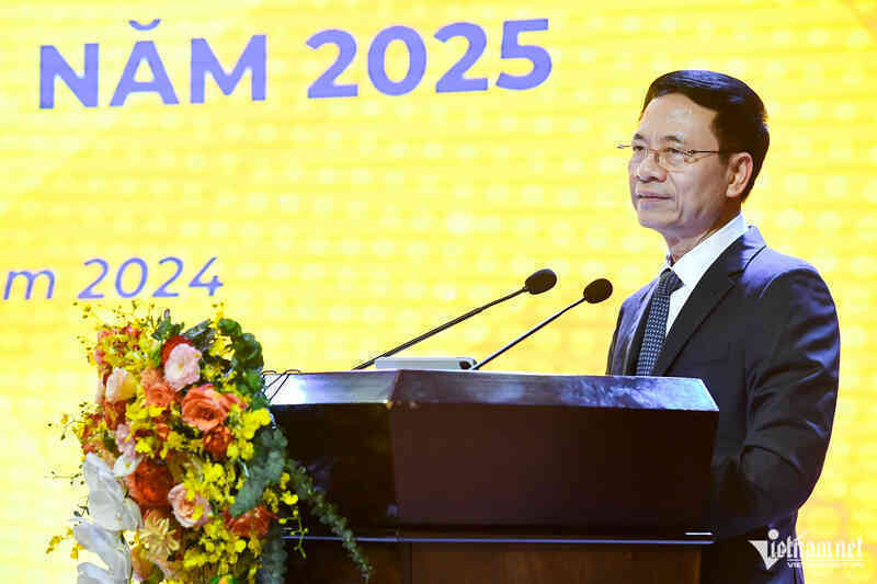 Bộ trưởng Nguyễn Mạnh Hùng: Vietnam Post phải tạo được bứt phá trong năm 2025