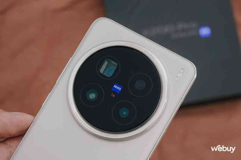 Không phải iPhone 16 Pro Max hay Galaxy S24 Ultra, reviewer công nghệ nổi tiếng đánh giá mẫu smartphone Trung Quốc này là "tốt nhất 2024"- Ảnh 4. Không phải iPhone 16 Pro Max hay Galaxy S24 Ultra, reviewer công nghệ nổi tiếng đánh giá mẫu smartphone Trung Quốc này là "tốt nhất 2024"- Ảnh 4.