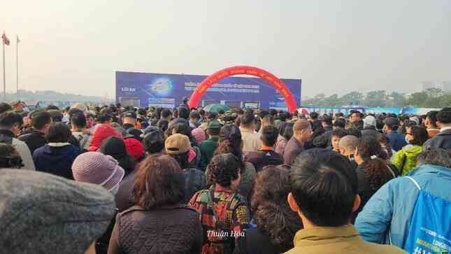 Triển lãm Quốc phòng Quốc tế Việt Nam 2024: Dòng người xếp hàng chờ vào- Ảnh 2. Triển lãm Quốc phòng Quốc tế Việt Nam 2024: Dòng người xếp hàng chờ vào- Ảnh 2.