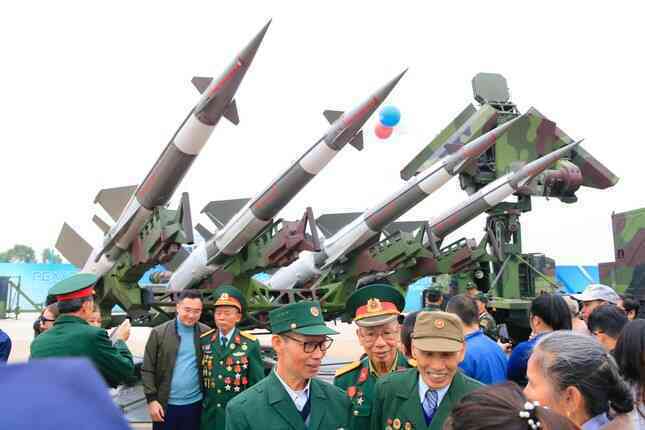 Triển lãm Quốc phòng Quốc tế Việt Nam 2024: Dòng người xếp hàng chờ vào- Ảnh 6. Triển lãm Quốc phòng Quốc tế Việt Nam 2024: Dòng người xếp hàng chờ vào- Ảnh 6.