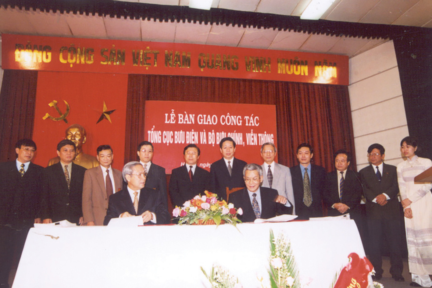 Lễ bàn giao Tổng cục và Bộ BCVT.jpg
