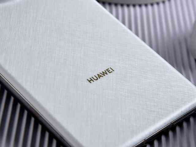 Ảnh thực tế Huawei Mate 70 Pro+: Mặt lưng "độc lạ", chip tự làm hiệu năng AnTuTu chỉ hơn 1 triệu điểm, giá ngang iPhone 16 Pro- Ảnh 2. Ảnh thực tế Huawei Mate 70 Pro+: Mặt lưng "độc lạ", chip tự làm hiệu năng AnTuTu chỉ hơn 1 triệu điểm, giá ngang iPhone 16 Pro- Ảnh 2.