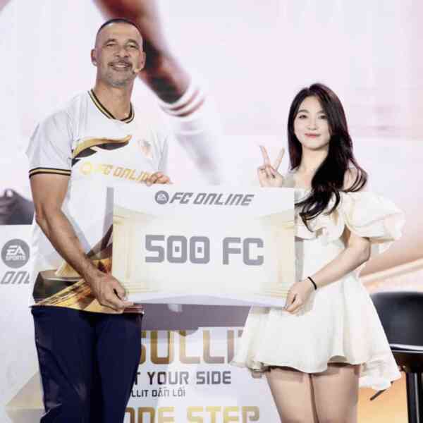 Châu Moè: Cô nàng gây bão tại sự kiện gặp Ruud Gullit tại Việt Nam là ai?- Ảnh 2. Châu Moè: Cô nàng gây bão tại sự kiện gặp Ruud Gullit tại Việt Nam là ai?- Ảnh 2.