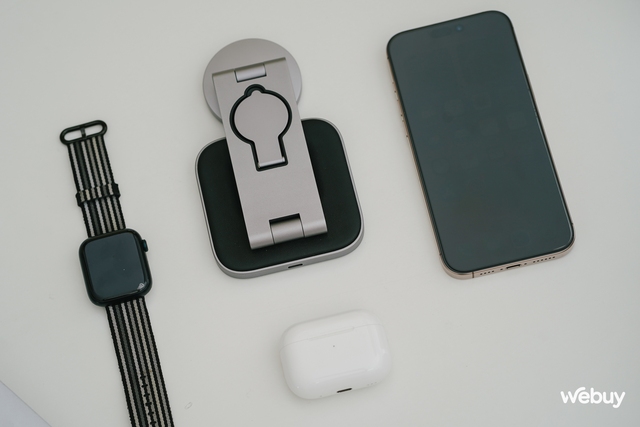 Đế sạc không dây cao cấp 3 trong 1 cho người dùng "hệ Táo": Sạc đồng thời iPhone, AirPods, Apple Watch, tặng kèm cả củ và dây sạc, giá 3,49 triệu đồng