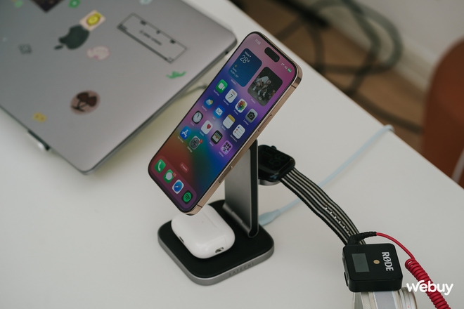 Đế sạc không dây cao cấp 3 trong 1 cho người dùng "hệ Táo": Sạc đồng thời iPhone, AirPods, Apple Watch, tặng kèm cả củ và dây sạc, giá 3,49 triệu đồng- Ảnh 12. Đế sạc không dây cao cấp 3 trong 1 cho người dùng "hệ Táo": Sạc đồng thời iPhone, AirPods, Apple Watch, tặng kèm cả củ và dây sạc, giá 3,49 triệu đồng- Ảnh 12.