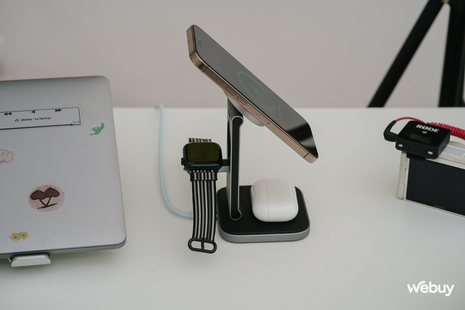 Đế sạc không dây cao cấp 3 trong 1 cho người dùng "hệ Táo": Sạc đồng thời iPhone, AirPods, Apple Watch, tặng kèm cả củ và dây sạc, giá 3,49 triệu đồng- Ảnh 13. Đế sạc không dây cao cấp 3 trong 1 cho người dùng "hệ Táo": Sạc đồng thời iPhone, AirPods, Apple Watch, tặng kèm cả củ và dây sạc, giá 3,49 triệu đồng- Ảnh 13.