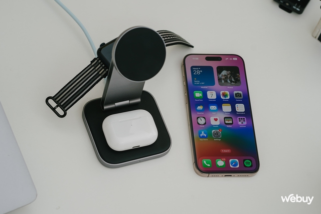 Đế sạc không dây cao cấp 3 trong 1 cho người dùng "hệ Táo": Sạc đồng thời iPhone, AirPods, Apple Watch, tặng kèm cả củ và dây sạc, giá 3,49 triệu đồng- Ảnh 3. Đế sạc không dây cao cấp 3 trong 1 cho người dùng "hệ Táo": Sạc đồng thời iPhone, AirPods, Apple Watch, tặng kèm cả củ và dây sạc, giá 3,49 triệu đồng- Ảnh 3.