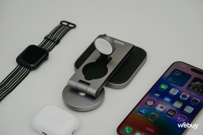 Đế sạc không dây cao cấp 3 trong 1 cho người dùng "hệ Táo": Sạc đồng thời iPhone, AirPods, Apple Watch, tặng kèm cả củ và dây sạc, giá 3,49 triệu đồng- Ảnh 4. Đế sạc không dây cao cấp 3 trong 1 cho người dùng "hệ Táo": Sạc đồng thời iPhone, AirPods, Apple Watch, tặng kèm cả củ và dây sạc, giá 3,49 triệu đồng- Ảnh 4.