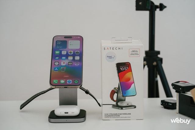 Đế sạc không dây cao cấp 3 trong 1 cho người dùng "hệ Táo": Sạc đồng thời iPhone, AirPods, Apple Watch, tặng kèm cả củ và dây sạc, giá 3,49 triệu đồng- Ảnh 8. Đế sạc không dây cao cấp 3 trong 1 cho người dùng "hệ Táo": Sạc đồng thời iPhone, AirPods, Apple Watch, tặng kèm cả củ và dây sạc, giá 3,49 triệu đồng- Ảnh 8.
