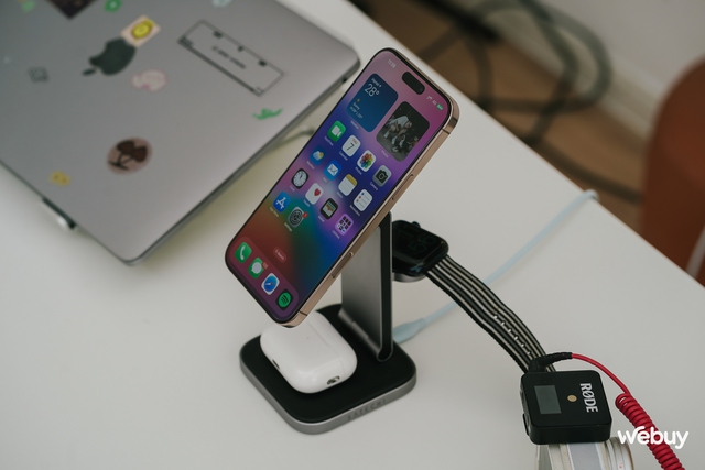 Đế sạc không dây cao cấp 3 trong 1 cho người dùng "hệ Táo": Sạc đồng thời iPhone, AirPods, Apple Watch, tặng kèm cả củ và dây sạc, giá 3,49 triệu đồng- Ảnh 9. Đế sạc không dây cao cấp 3 trong 1 cho người dùng "hệ Táo": Sạc đồng thời iPhone, AirPods, Apple Watch, tặng kèm cả củ và dây sạc, giá 3,49 triệu đồng- Ảnh 9.