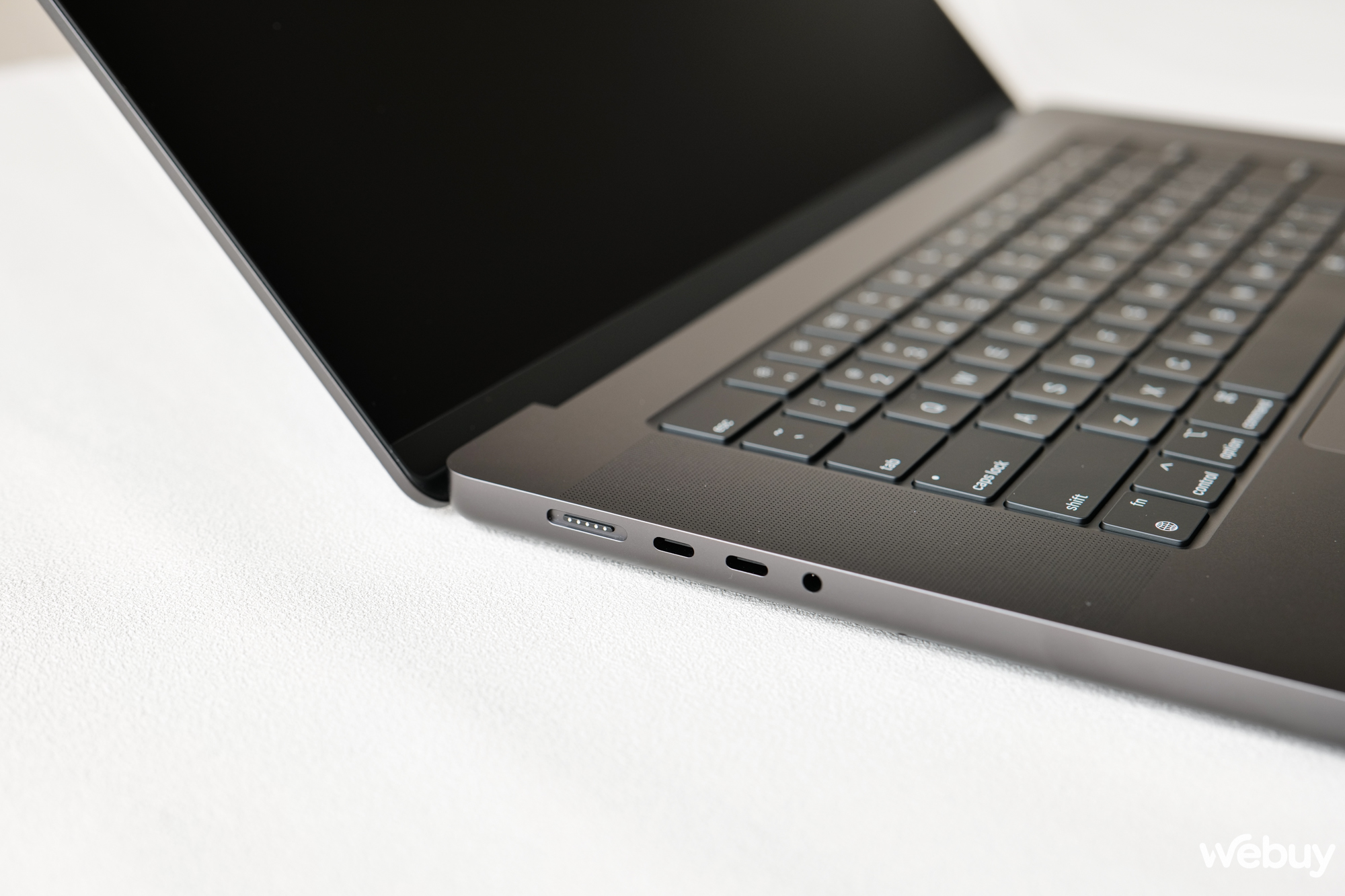 Mở hộp MacBook Pro 16 inch M4 Pro chính hãng tại Việt Nam trị giá hơn 100 triệu đồng: Nhanh, mạnh, màn hình Nano-texture dùng rất thích- Ảnh 11. Mở hộp MacBook Pro 16 inch M4 Pro chính hãng tại Việt Nam trị giá hơn 100 triệu đồng: Nhanh, mạnh, màn hình Nano-texture dùng rất thích- Ảnh 11.