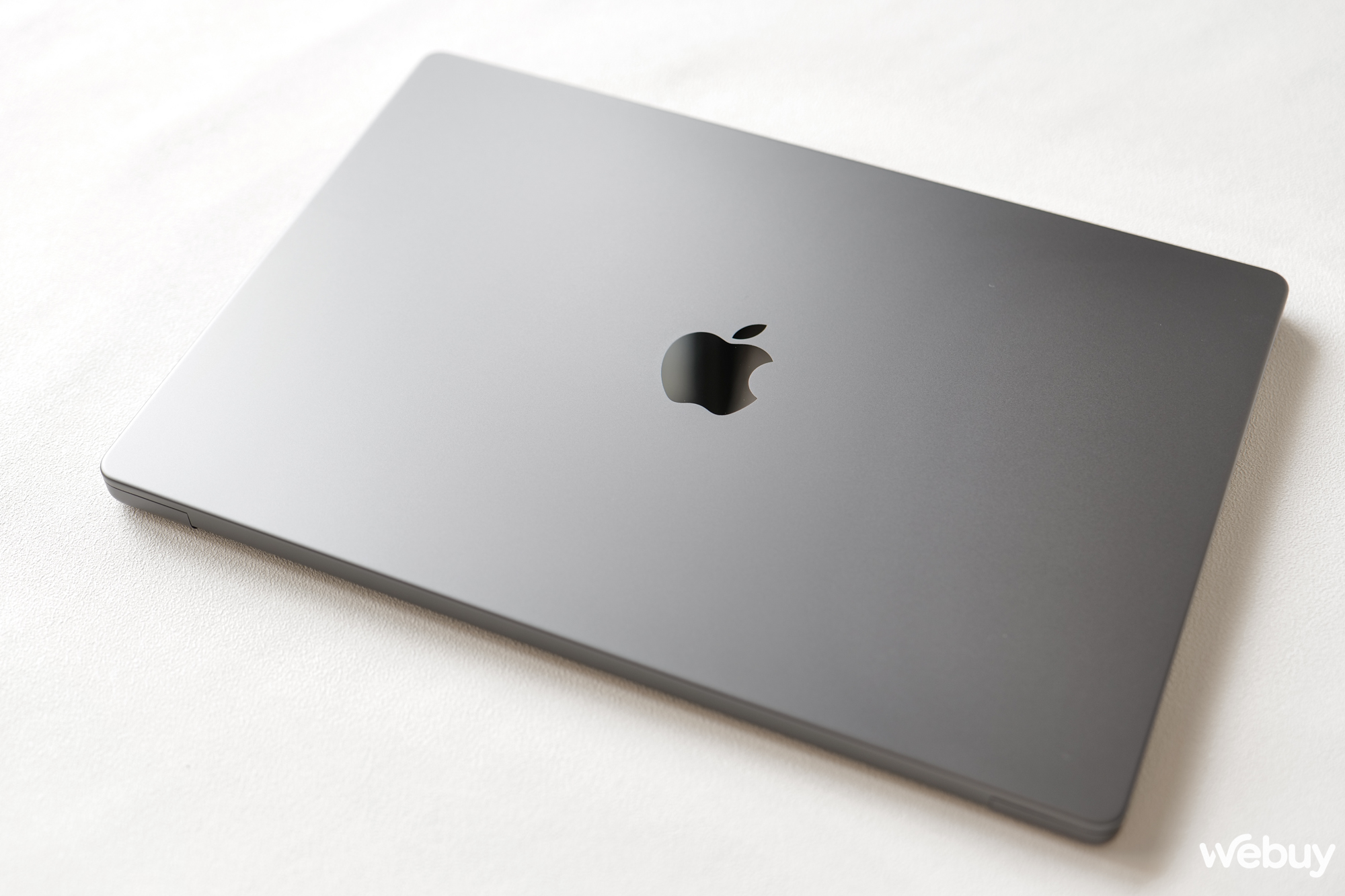 Mở hộp MacBook Pro 16 inch M4 Pro chính hãng tại Việt Nam trị giá hơn 100 triệu đồng: Nhanh, mạnh, màn hình Nano-texture dùng rất thích- Ảnh 3. Mở hộp MacBook Pro 16 inch M4 Pro chính hãng tại Việt Nam trị giá hơn 100 triệu đồng: Nhanh, mạnh, màn hình Nano-texture dùng rất thích- Ảnh 3.